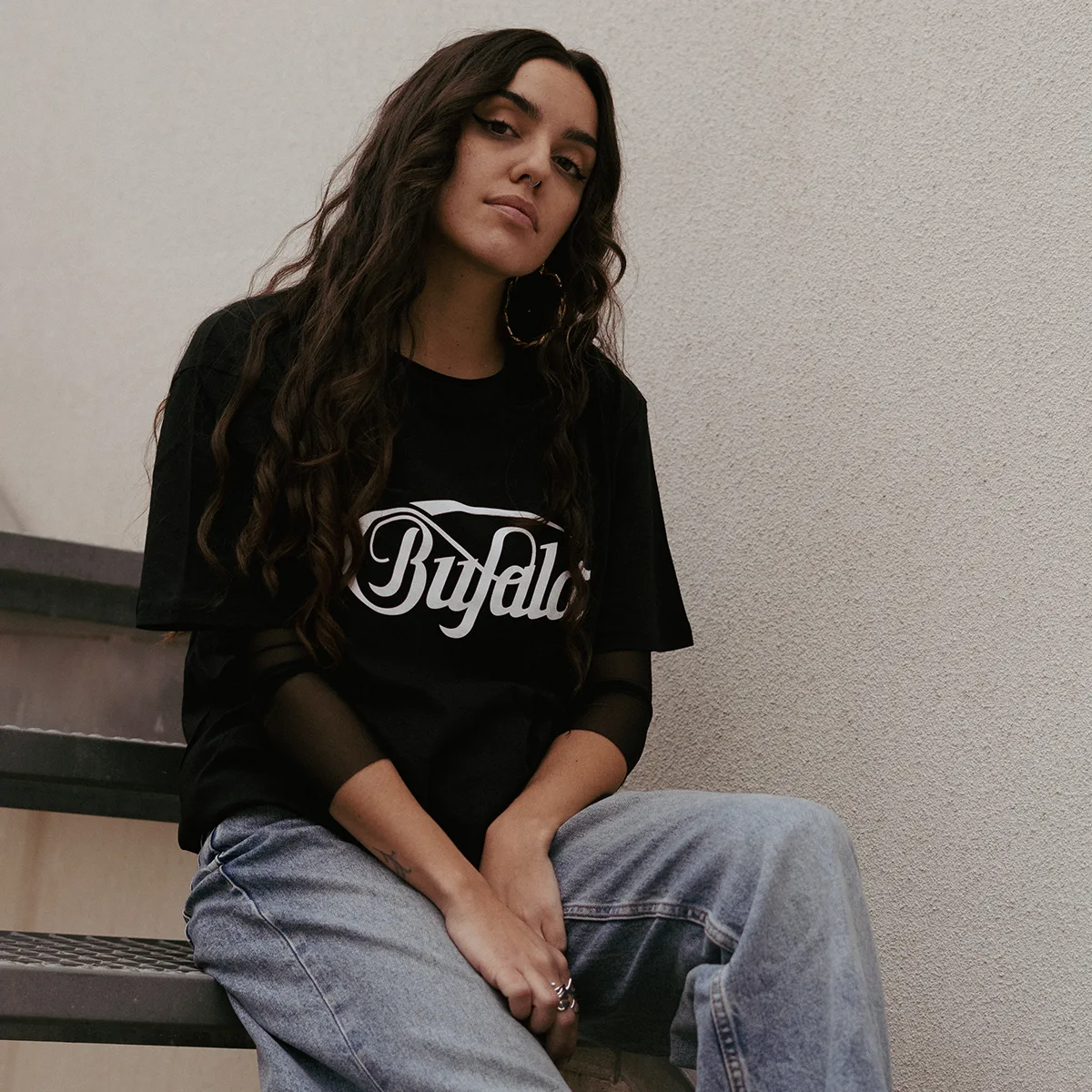 Diseño de camiseta negra Bufala de Badaloners foto en el barrio de Bufala