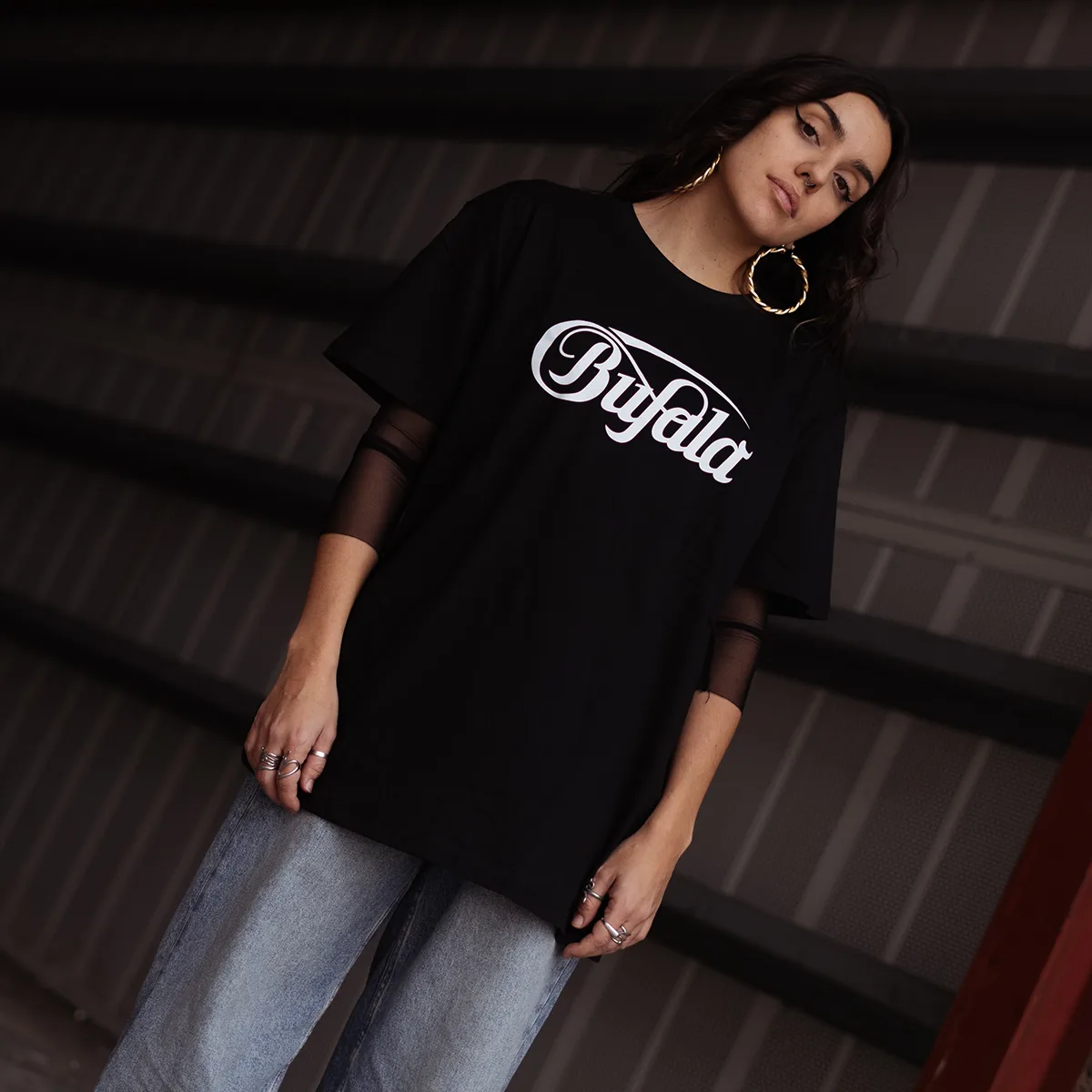 Modelo con camiseta negra Bufala de Badaloners posando en las calles de Bufala