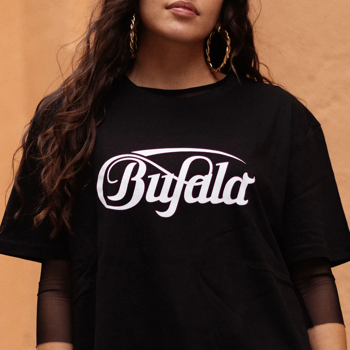 Detalle de serigrafia en camiseta negra Bufala - Moda urbana Badalona