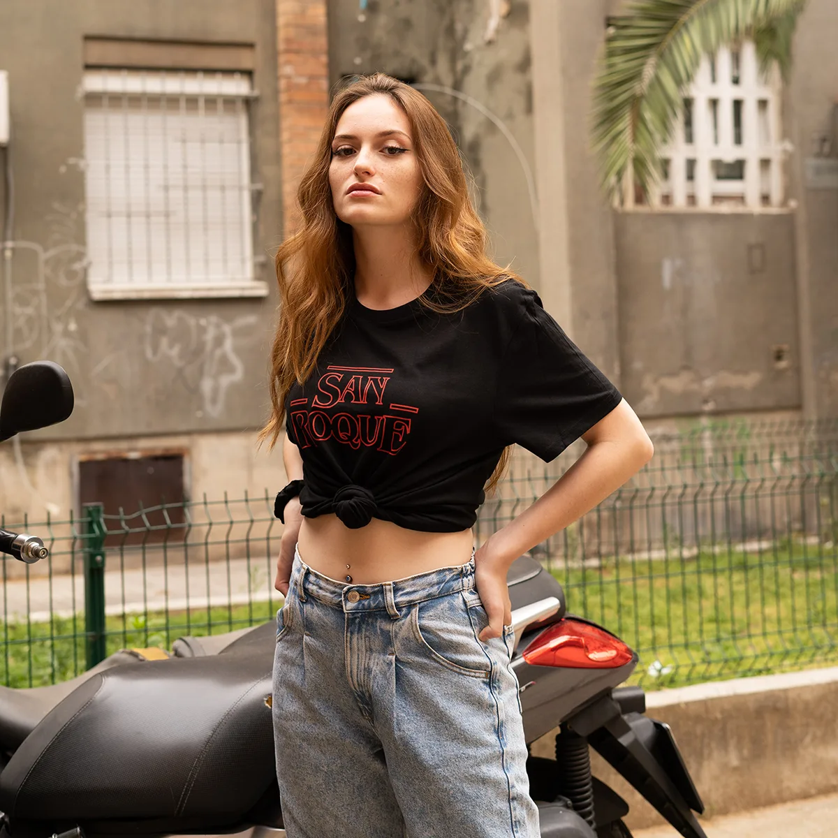 Modelo con look urbano retro San Roque Badaloners