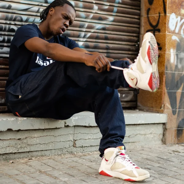 Modelo con camiseta La Salut Badaloners posando con zapatillas deportivas-thumbnail